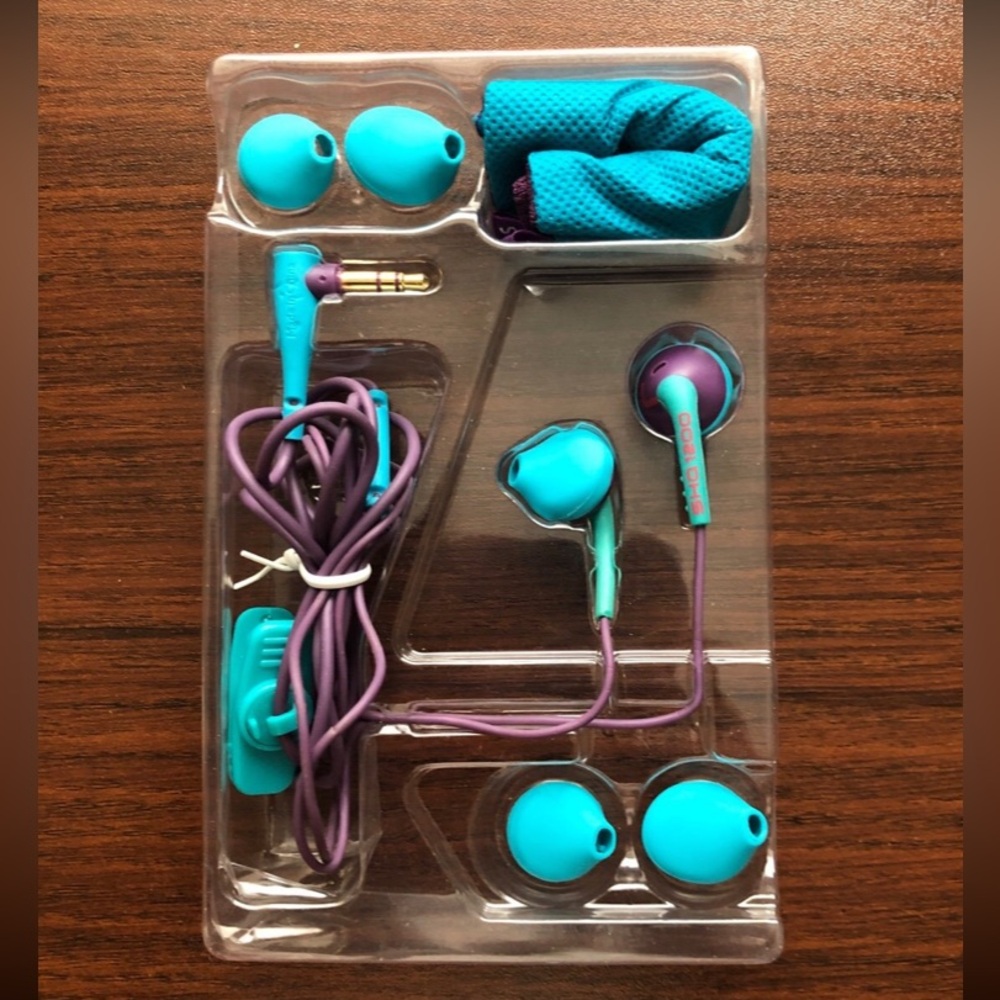 Phillips Action Fit Earphones - Picture 3 of 3
